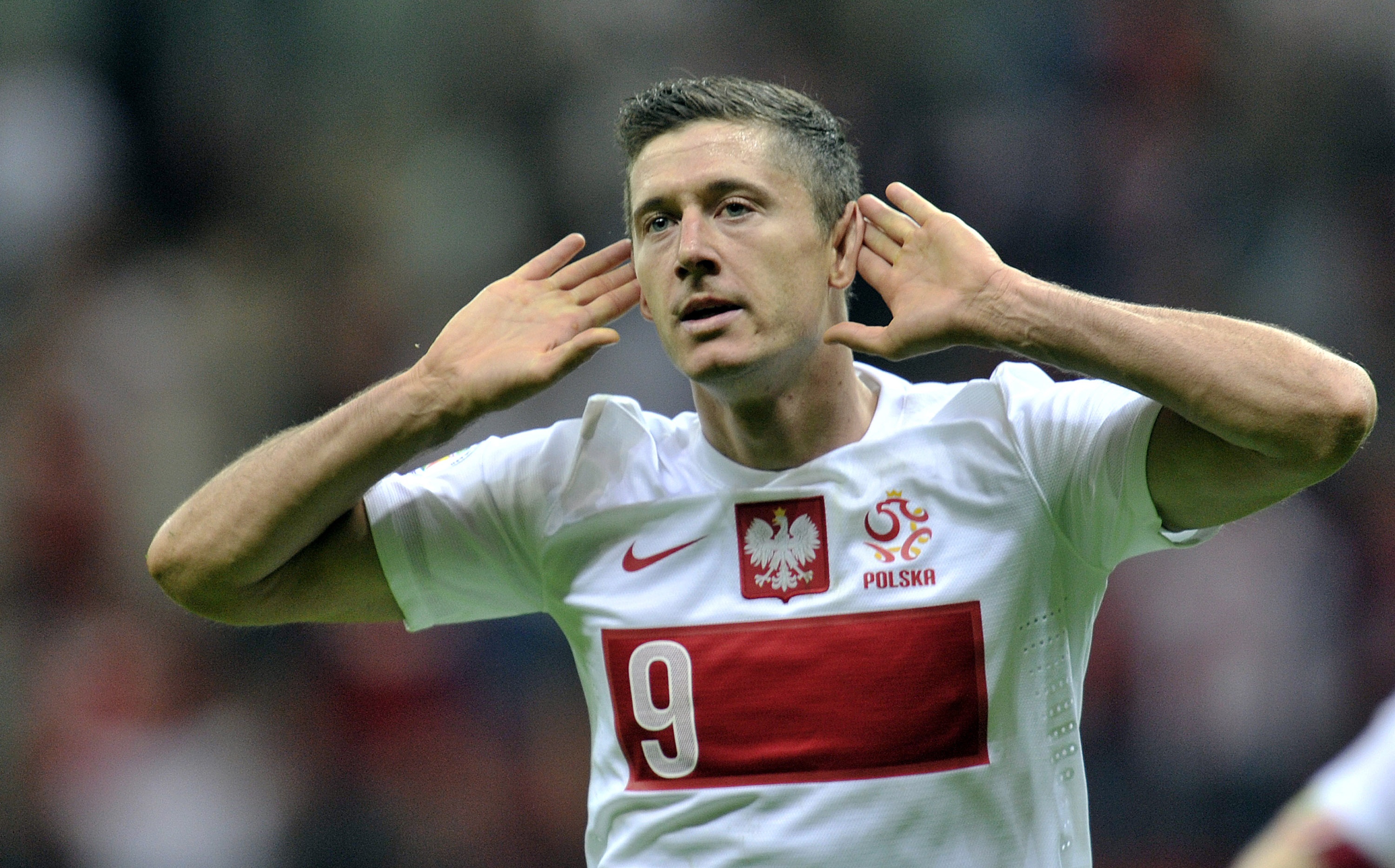 Tiền đạo trái: Robert Lewandowski (Ba Lan): Với phong độ vào thời điểm hiện tại, chân sút 27 tuổi có thể xuyên thủng bất kỳ hàng phòng ngự nào tại châu Âu. Con số 13 pha lập công sau 10 trận tại vòng loại Euro 2016 đã khẳng định tài năng của ngôi sao thuộc biên chế Bayern Munich.
