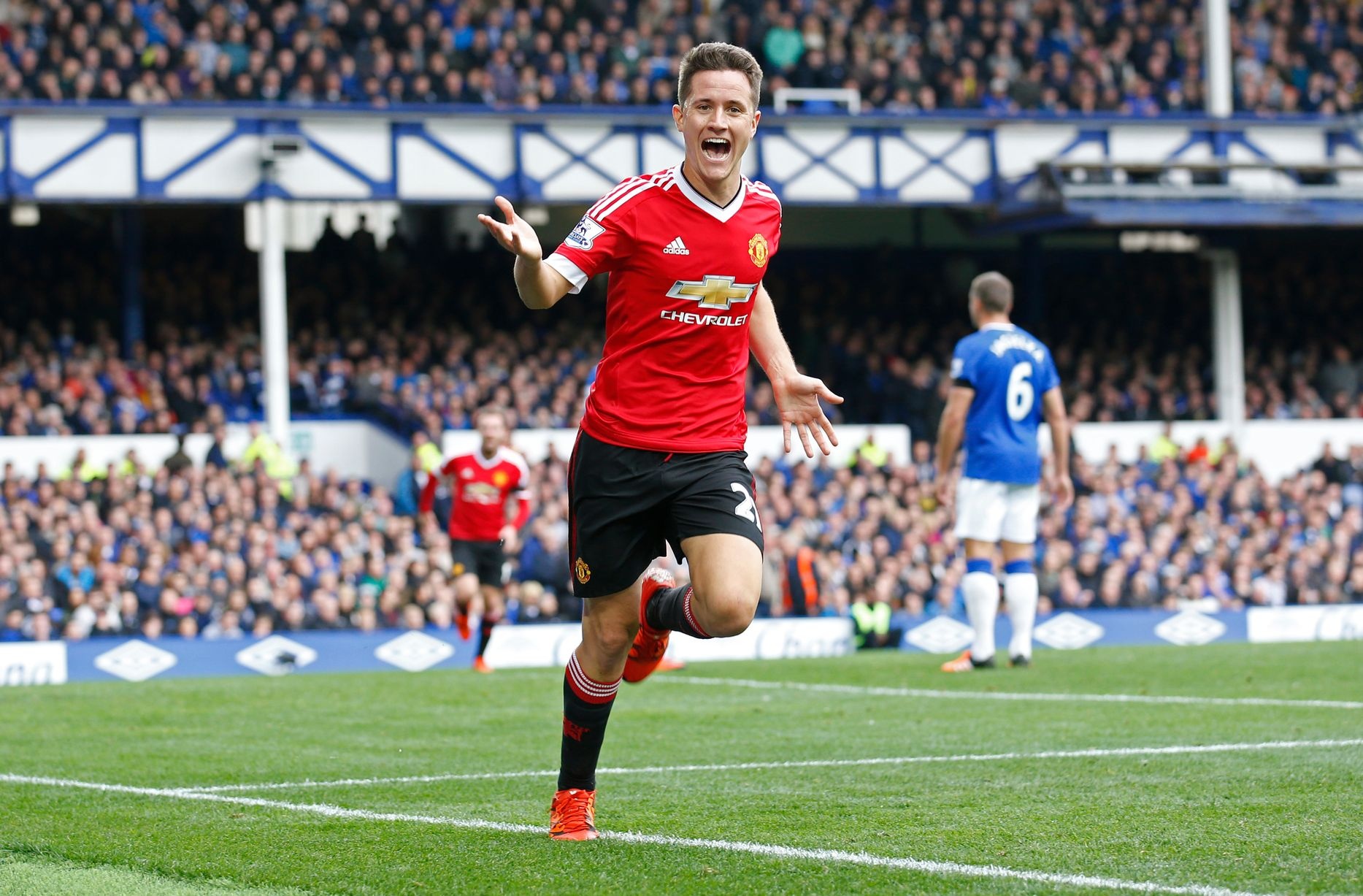 Ander Herrera gần như chắc suất 