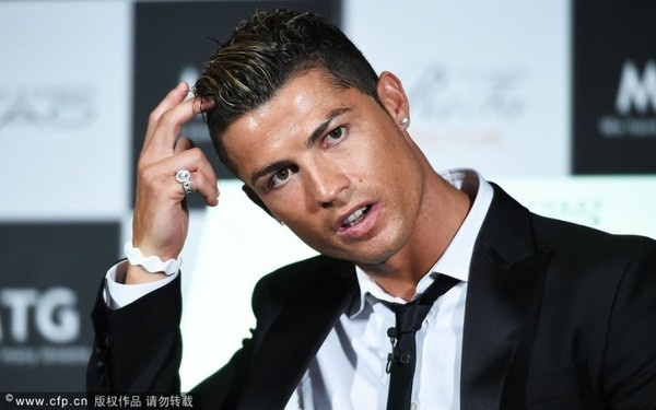 Cristiano Ronaldo sở hữu vẻ bề ngoài không thua kém gì những ngôi sao của Hollywood. Ảnh: Mirror.