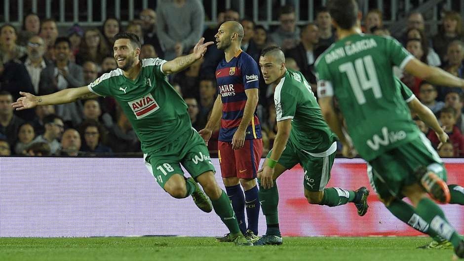 7 – Barcelona đã để thủng lưới 7 trận liên tiếp với tổng cộng 12 bàn thua. Trong lịch sử, Nhà ĐKVĐ La Liga từng để đối phương chọc thủng lưới 8 trận liên tiếp kể từ tháng 3 năm 2013.