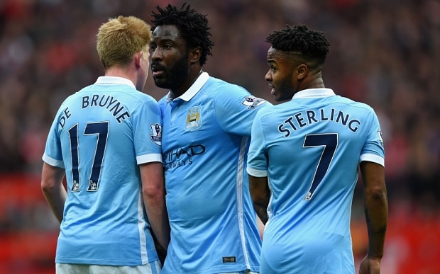 Những gì Bony làm được chỉ là những pha phạm lỗi với cầu thủ đội chủ nhà. Ảnh: Mirror.