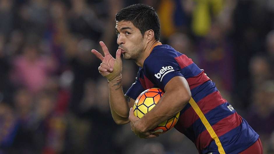23 – Luis Suarez  đã kỷ niệm tròn một năm ngày gia nhập Barcelona bằng một cú hat-trick giúp Blaugrana lội ngược dòng trước Eibar ở vòng 9 La Liga. Sau một năm khoác áo đội chủ sân Nou Camp, tiền đạo người Uruguay đã ghi tổng cộng 23 bàn thắng tại giải quốc nội. Chỉ có 3 ngôi sao làm tốt hơn cựu cầu thủ Liverpool với cùng khoảng thời gian này, đó chính là Cristiano Ronaldo (40), Lionel Messi (39) và Antoine Griezman (26).