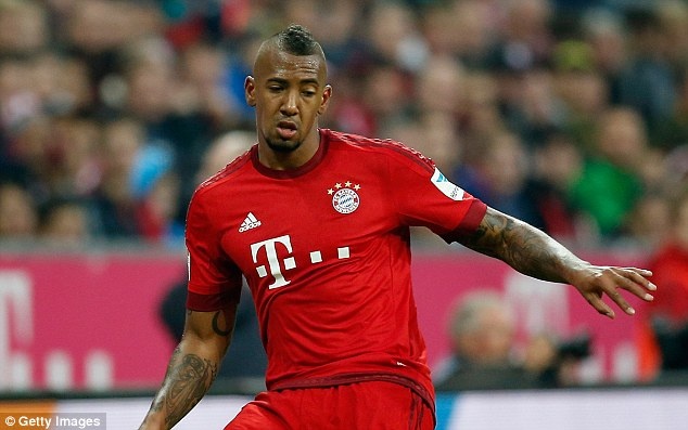 2. Jerome Boateng (Bayern Munich): Chia tay Manchester City để đầu quân cho “Hùm xám” chính là quyết định đúng đắn nhất trong sự nghiệp của tuyển thủ Đức. Boateng luôn là sự lựa chọn hàng đầu cho vị trí trung tâm hàng phòng ngự ở cả Bayern Munich lẫn ĐTQG nhờ khả năng phòng ngự chắc chắn cùng những đường chuyền dài có độ chính xác cực cao.