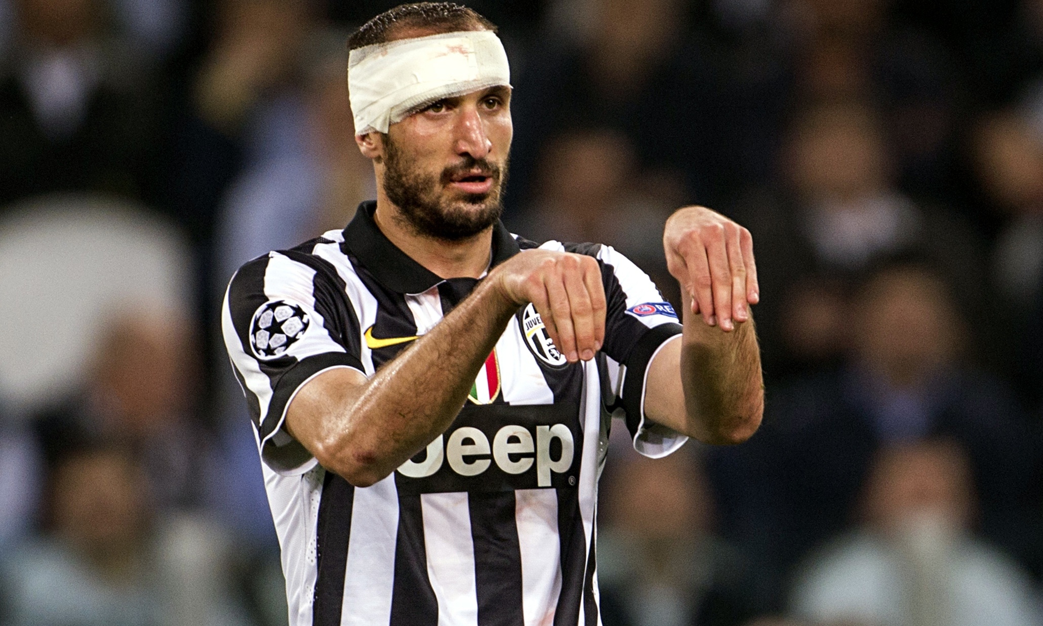 6. Giorgio Chiellini (Juventus): Vai trò của trung vệ 31 tuổi với nhà ĐKVĐ Serie A là không phải bàn cãi. Sự vắng mặt của Chiellini là nguyên nhân chính dẫn đến thất bại của “Lão phu nhân” trong trận chung kết Champions League với Barcelona. Tuyển thủ Italia đã giúp Juventus giành Scudetto trong 4 mùa giải liên tiếp kể từ năm 2011 và chắc chắn con số này sẽ còn tăng lên.