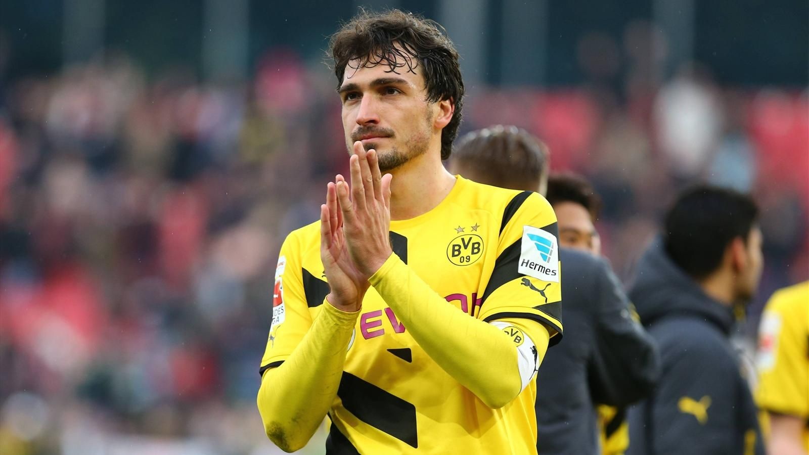 5. Mats Hummels (Borussia Dortmund): Chức vô địch World Cup 2010, 2 đĩa bạc Bundesliga cùng thành tích vào đến chung kết Champions League khiến ngôi sao người Đức trở thành cái tên được săn đón nhất mỗi khi TTCN mở cửa. “Quỷ đỏ” thành Manchester đã không dưới 3 lần gửi lời đề nghị đến Hummels nhưng đều bị anh từ chối. Hiện tại, trung vệ 26 tuổi khẳng định vẫn đang hạnh phúc và chưa hề có ý định chia tay đội chủ sân Signal Iduna Park.