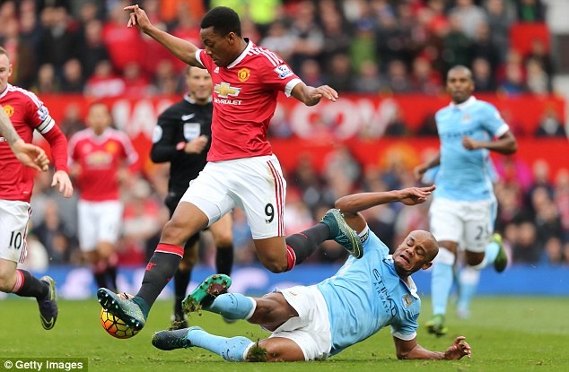 9. Vincent Kompany (Manchester City): Nếu nói về những thành công mà “The Citizen” giành được trong những năm gần đây, không thể không kể đến công lao của trung vệ người Bỉ. Dưới sự dẫn dắt của đội trưởng Kompany, nửa xanh thành Manchester đã giành 2 danh hiệu Premier League, 1 League Cup và 1 FA Cup trong vòng 4 mùa giải gần nhất. Ở tuổi 29, anh vẫn là thủ lĩnh đáng tin cậy của Man City cùng ĐTQG Bỉ tham dự Euro 2016.