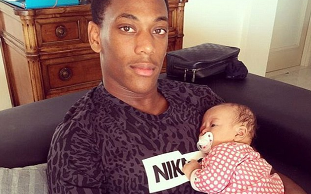 Tân binh của MU giành thời gian nghỉ ngơi để chăm sóc gia đình bé nhỏ.