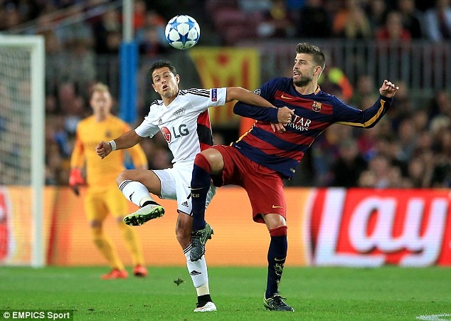 10. Gerard Pique (Barcelona): Ở độ tuổi 28, trung vệ người Tây Ban Nha đã chinh phục tất cả những danh hiệu cao quý nhất ở cả cấp độ CLB và ĐTQG, điển hình là 1 chức vô địch Euro 2008, WorldCup 2010 cùng 4 lần bước lên đỉnh châu Âu cùng Barcelona. Sự xuất hiện của Pique là nhân tố chính giúp Blaugrana duy trì sự thống trị bóng đá thế giới trong những năm vừa qua. Tuy nhiên, những cống hiến và tình yêu dành cho đội chủ sân Nou Camp của anh lại trở thành cái gai trong mắt những ai yêu mến Real Madrid. Sau những phát ngôn chế giễu đại kình địch, ngôi sao sinh năm 1987 bị chính cổ động viên quê nhà quay lưng mỗi khi thực hiện nghĩa vụ quốc gia.