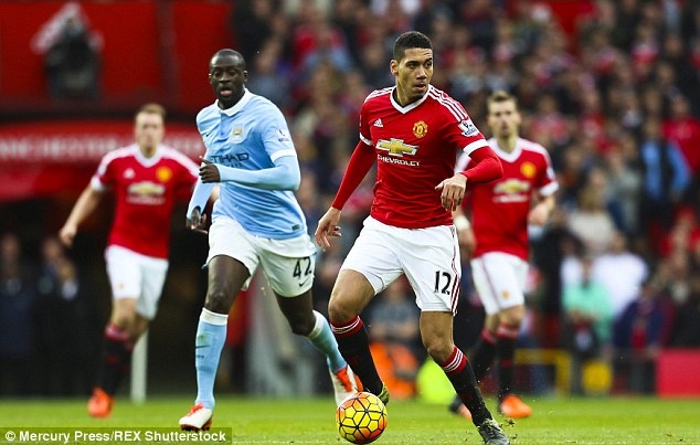 8. Chris Smalling (Manchester United): Dưới bàn tay nhào nặn của Louis Van Gaal, một cầu thủ chỉ thuộc dạng trung bình bỗng vụt sáng để trở thành trụ cột không thể thay thế của “Quỷ đỏ” mùa giải năm nay. Tố chất thủ lĩnh, khả năng đọc tình huống nhạy bén cùng tốc độ chính là những phẩm chất vừa được bộc lộ ở cựu cầu thủ Fulham. Phong độ ấn tượng của Smalling làm người hâm mộ MU liên tưởng đến hình ảnh của cựu trung vệ huyền thoại Rio Ferdinand thời kỳ đỉnh cao.