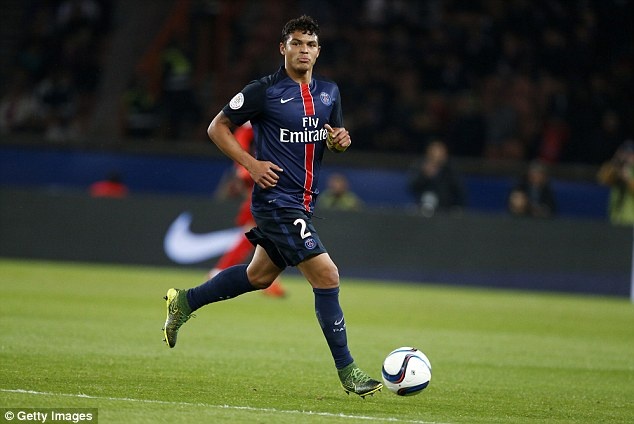 1. Thiago Silva (PSG): Tuyển thủ Brazil sở hữu mọi phẩm chất của một trung vệ hàng đầu, đó chính là tốc độ, sức mạnh cùng nhãn quan chiến thuật sắc bén. Không phải ngẫu nhiên khi trung vệ 31 tuổi luôn nằm trong đội hình tiêu biểu của năm mỗi khi mùa giải kết thúc.