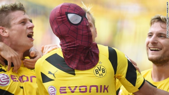 Sao Dortmund muon soan ngoi Ronaldo, Messi hinh anh