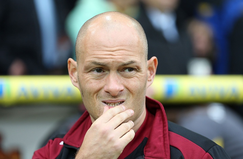 4. Alex Neil (Norwich- tỷ lệ: 16/1): Vừa chân ướt chân ráo trở lại Premier League sau khi giành chiến thắng trong trận play-off trị giá 186 triệu đô la trước Middlesbrough, “Những chú chim hoàng yến” lại đang ngấp nghé khu vực cầm đèn đỏ. Đã 5 trận đấu liên tiếp đoàn quân của Alex Neil chưa biết đến mùi chiến thắng. Nếu không cải thiện được kết quả tệ hại này, HLV 34 tuổi chắc chắn sẽ phải rời sân Carrow Road trong nay mai. Ảnh: AFP.