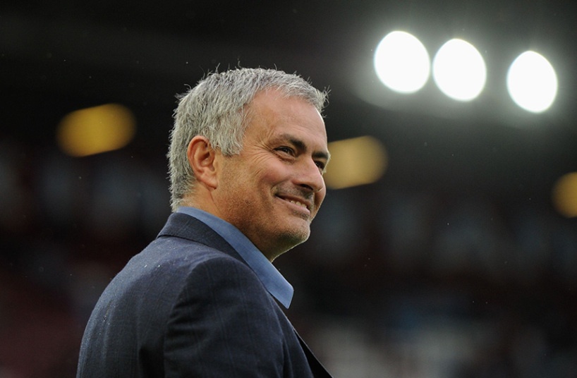 1. Jose Mourinho (Chelsea): Có thể khẳng định, “Người đặc biệt” là một trong những nhà cầm quân vĩ đại nhất trong lịch sử bóng đá thế giới. Tuy nhiên, quãng thời gian đầu mùa giải 2015/16 có lẽ sẽ để lại một vết nhơ không thế xóa nhòa trong sự nghiệp của huấn luyện viên 52 tuổi. Nhà ĐKVĐ Premier League 2014/15 đang nằm ở nửa cuối bảng xếp hạng khi chỉ giành vỏn vẹn 11 điểm sau 10 trận. Có chăng, mục tiêu của “The Blues” vào thời điểm này chỉ còn là giành một suất dự cúp châu Âu ở mùa giải tới. Báo chí Anh đồng loạt đưa tin, số phận của Mourinho sẽ được định đoạt sau trận đấu với Liverpool. Hiện tại, hàng loạt những cái tên như Pep Guardiola, Carlo Ancelotti hay thậm chí là Diego Simeone đã được tỷ phú Abramovich liên hệ để sẵn sàng tiếp quản chiếc ghế nóng tại sân Stamford Bridge. Ảnh: REX.