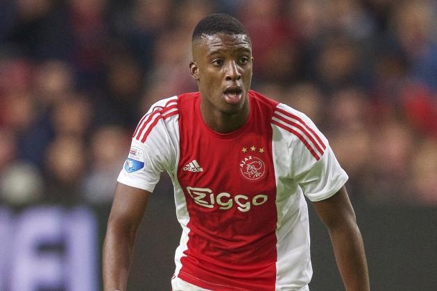 7. Riechedly Bazoer (Tiền vệ trung tâm- Ajax): Thêm một sản phẩm đáng tự hào từ lò đào tạo của đội bóng thủ đô Hà Lan. Tất cả những tố chất của một tiền vệ hàng đầu đều hội tụ ở sao mai 19 tuổi, đó chính là khả năng xoay trở trong không gian hẹp, tầm nhìn sắc bén, sức mạnh cùng tốc độ tuyệt vời. Hiện tại, tài năng Bazoer được ví như một viên ngọc thô, chỉ cần được mài giũa một cách đúng đắn, chắc chắn anh sẽ trở thành một ngôi sao đẳng cấp thế giới trong tương lai gần.