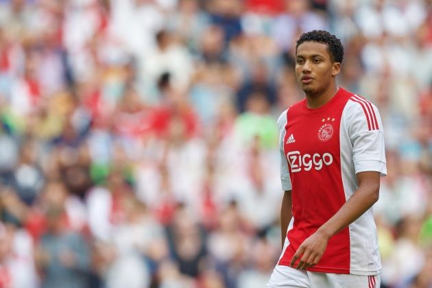 9. Jairo Riedewald (Trung vệ- Ajax): Riedewald là gương mặt thường trực trong đội hình xuất phát của Ajax trong những mùa giải gần đây và đã có trận đấu đầu tiên cho ĐTQG Hà Lan khi mới chỉ 19 tuổi. Không chỉ sở hữu lối chơi mạnh mẽ như những chiến binh, hậu vệ trẻ sinh năm 1996 còn có thể thi đấu tốt trong vai trò của một tiền vê đánh chặn từ xa. Ngoài ra, Jairo Riedewald đang là người nắm giữ kỷ lục cầu thủ trẻ nhất lịch sử Eredivisie (giải VĐQG Hà Lan) ghi bàn khi mới 17 tuổi 103 ngày.