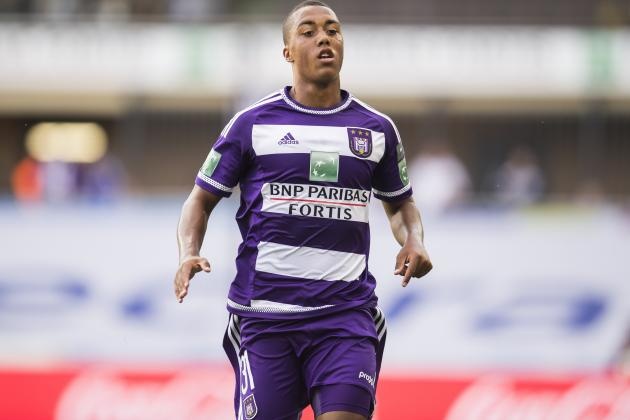3. Youri Tielemans (Tiền vệ trung tâm- Anderlecht): Sau màn trình diễn vô cùng ấn tượng mùa giải vừa qua, sao mai 18 tuổi đã thu hút sự quan tâm của hàng loạt đội bóng lớn tại châu Âu, trong đó có Atletico Madrid. Diego Simeone đã không dưới 2 lần gửi lời đề nghị hỏi mua Tielemans nhưng đều bị đội bóng Bỉ từ chối. Cuối cùng, tiền vệ sinh năm 1997 vừa quyết định ký vào bản hợp đồng có thời hạn 5 năm với đội chủ sân Brussels.