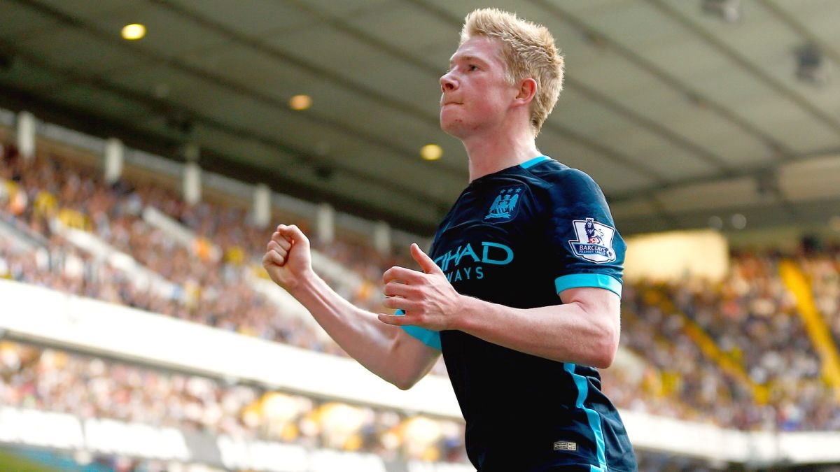 5. Kevin De Bruyne (Manchester City): Dù phải chi rất nhiều tiền những “The Citizen” không hề hối tiếc khi họ đã chiêu mộ được siêu sao hàng đầu châu Âu. Tuyển thủ Bỉ hòa nhập một cách nhanh chóng khi trở lại với Premier League và ngay lập tức sở hữu những con số thống kê ấn tượng: 4 đường kiến tạo, 3 bàn thắng chỉ sau 7 trận. Kevin De Bruyne, Raheem Sterling đang chờ David Silva trở lại để tạo thành bộ ba tiền vệ công mạnh nhất giải Ngoại hạng.