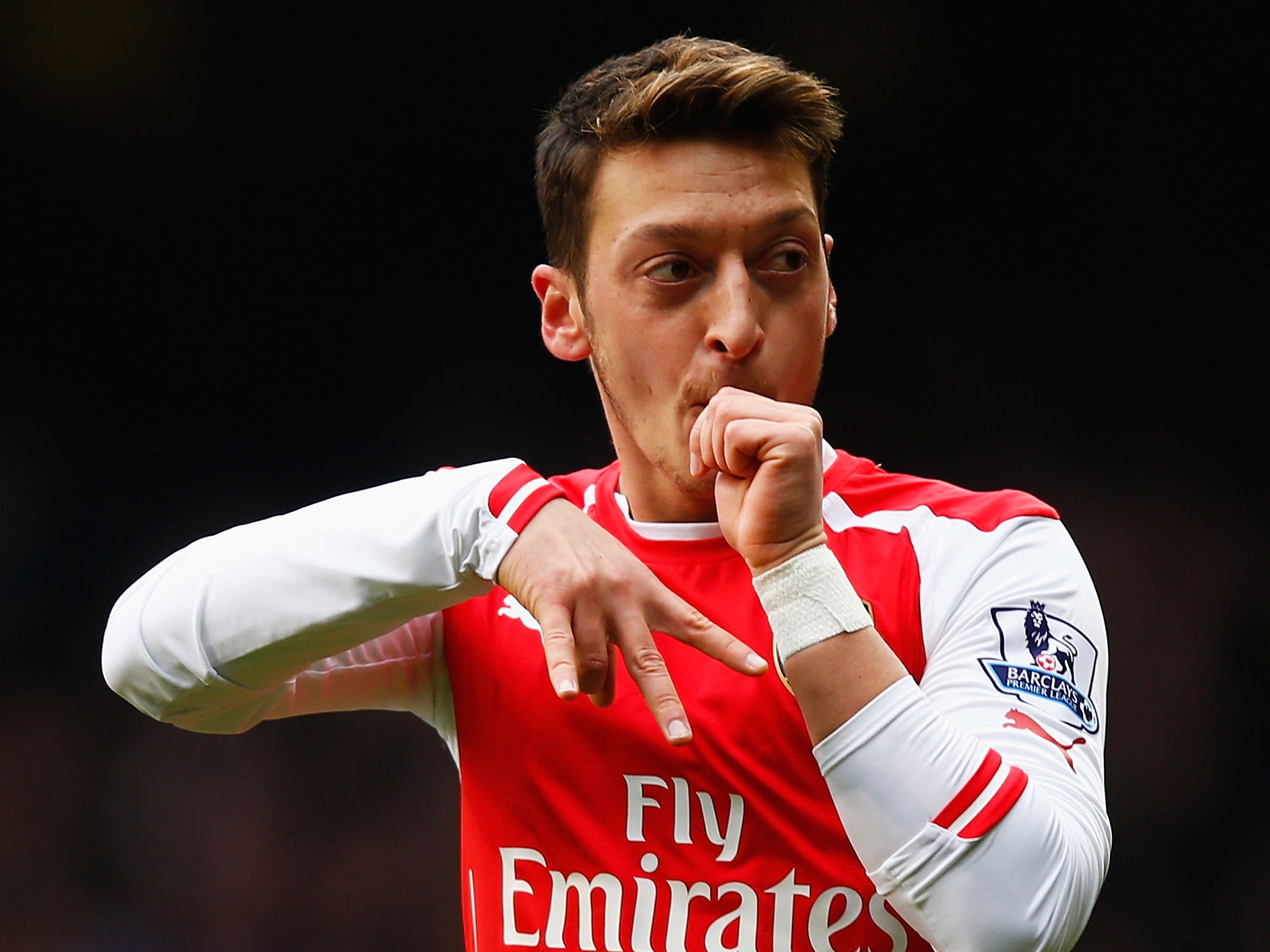 1. Mesut Oezil (Arsenal): “Nhạc trưởng” người Đức đã thực hiện 9 pha kiến tạo sau 10 lần ra sân tại giải Ngoại hạng. Oezil có thể loại bỏ hoàn toàn hàng phòng ngự đối phương và đặt tiền đạo vào vị trí thuận lợi chỉ bằng một đường chọc khe hay tạt bóng. Nếu tiếp tục phong độ ấn tượng và không dính chấn thương, cựu tiền vệ Real Madrid có thể giúp “Pháo thủ” làm nên điều kỳ diệu khi mùa giải kết thúc. 