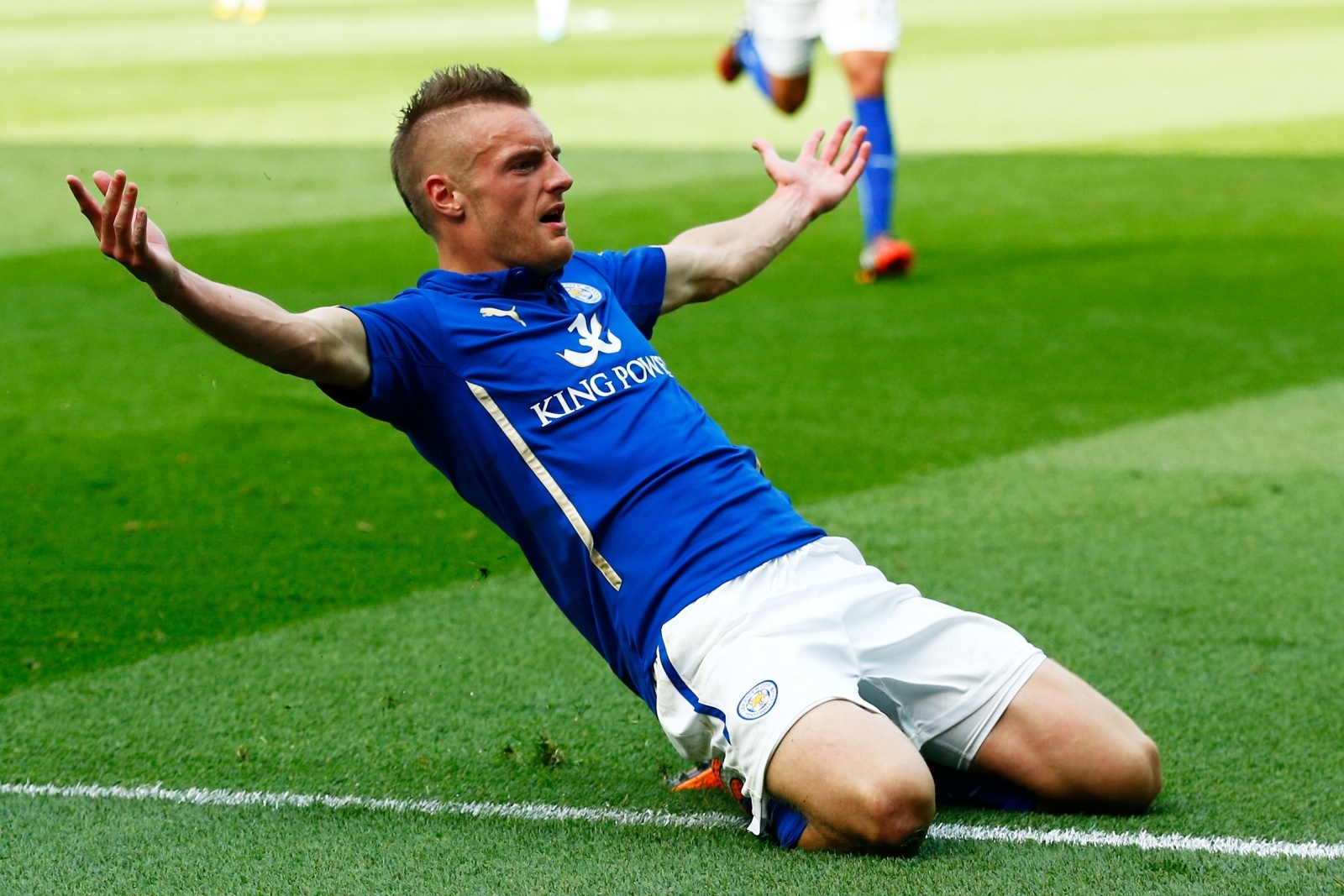 4. Jamie Vardy (Leicester City): 11 bàn/11 trận liên tiếp, tiền đạo sinh năm 1987 trở thành cầu thủ người Anh thứ 4 sau Michael Owen, Jamies Beattie và Daniel Sturridge nổ súng ở 6 trận liên tiếp tại Premier League. Sự thăng hoa của tuyển thủ Anh đã giúp đội chủ sân King Power bay cao ở vị trí thứ 3 trên BXH, vượt qua những đội bóng lớn như MU hay Liverpool. Thậm chí, nhiều nguồn tin còn cho hay, chân sút 28 tuổi đang lọt vào tầm ngắm của Gã khổng lồ Real Madrid. 
