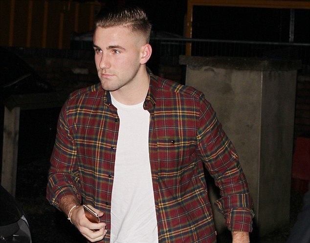 Luke Shaw lanh lan du tiec Giang sinh som cung dong doi hinh anh