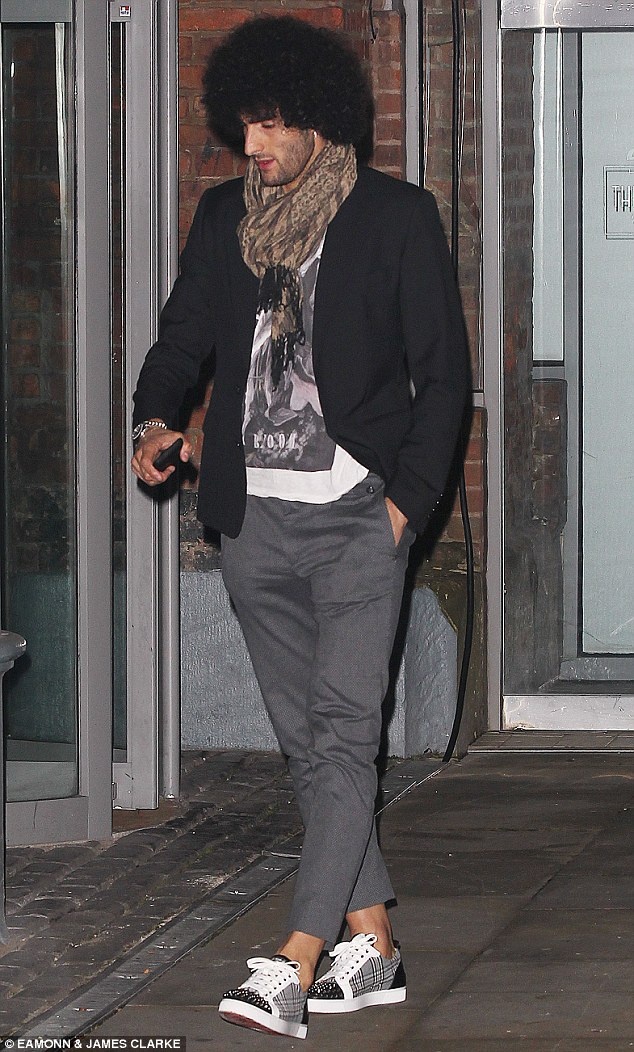 Dù ở đâu, tiền vệ Fellaini vẫn vô cùng nổi bật v