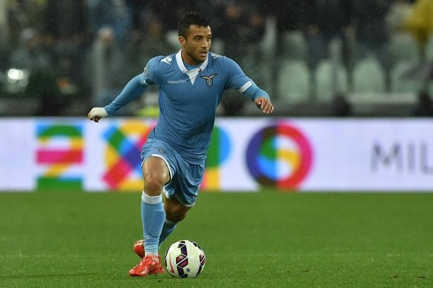 5. Felipe Anderson (Lazio): Với phong độ chói sáng, tiền vệ người Brazil là nhân tố chính giúp đội chủ sân Olimpico kết thúc mùa giải 2014/15 với một suất dự Champions League. MU đã không ít lần gửi lời đề nghị hỏi mua cựu cầu thủ Santos trong kỳ chuyển nhượng hè 2015 nhưng đều bị từ chối. Hiện tại, Felipe Anderson đã ký hợp đồng với Lazio đến năm 2020 cùng điều khoản mua đứt lên đến 57 triệu bảng. 