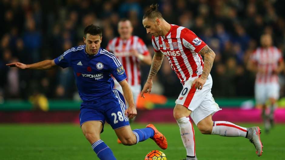 Hậu vệ trái Cesar Azpilicueta (Chelsea): Hầu hết các cầu thủ của Chelsea đều sa sút phong độ thảm hại ở mùa giải năm nay và cựu sao Marseille cũng không phải ngoại lệ. Azpilicueta hoàn toàn thất thế trong những pha theo kèm chân sút cao to Marko Arnautovic bên phía Stoke City.