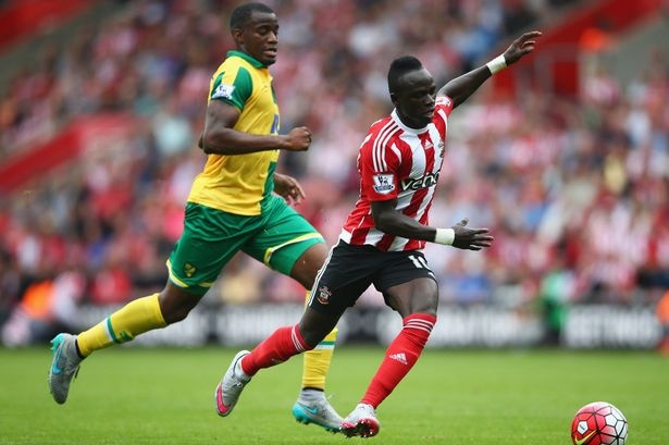 1. Sadio Mane (Southampton): Với 16 pha lập công sau 45 lần ra sân kể từ mùa giải 2014/15, ngôi sao người Senegal trở thành một trong những cầu thủ quan trọng nhất của Southampton dưới thời Ronald Koeman. Thậm chí, tiền vệ 23 tuổi hoàn toàn có thể trở thành tân binh của MU trong kỳ chuyển nhượng hè 2015 nếu “Quỷ đỏ” thất bại trong thương vụ Anthony Martial. Tốc độ, sự sáng tạo và khả năng dứt điểm chính là những ưu điểm dễ nhận thấy ở Sadio Mane. Anh chính là mẫu cầu thủ Louis Van Gaal khao khát đem về sân Old Trafford ngay trong kỳ chuyển nhượng mùa đông.