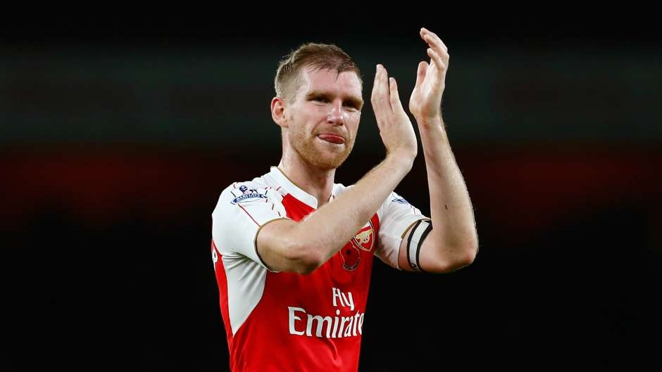 Trung vệ Per Mertesacker (Arsenal): Tuổi tác cùng sự chậm chạp khiến lão tướng 31 tuổi không thể theo kèm những tiền đạo đầy tốc độ và kỹ thuật của Tottenham. Trung vệ người Đức là người mắc lỗi vị trí dẫn đến bàn thắng mở tỷ số của Harry Kane.