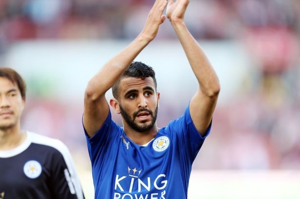 2. Riyad Mahrez (Leicester City): Thành tích đứng thứ 3 trên BXH Premier League của đội chủ sân King Power có công lớn của hai ngôi sao Jamie Vardy và Riyad Mahrez. Tuyển thủ Algeria đã đặt dấu giày trong 11 bàn thắng của Leicester mùa giải năm nay, trong đó có 7 pha lập công cùng 4 đường kiến tạo. Đây là con số đáng mơ ước với mọi tiền vệ đang thi đấu tại châu Âu. Không chỉ hiệu quả trong tấn công, ngôi sao 24 tuổi còn rất tích cực tham gia phòng ngự cùng đồng đội. Chỉ riêng lối chơi cần cù này cũng đủ giúp Mahrez đứng trong hàng ngũ của HLV Louis Van Gaal.