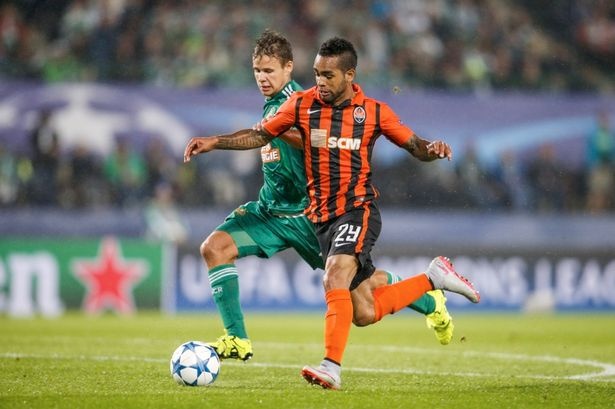 3. Alex Teixeira (Shakhtar Donetsk): Tuyển thủ Brazil đang thi đấu thăng hoa tại giải VĐQG Ukraina khi ghi 19 bàn thắng chỉ trong 13 trận. Thành tích không thể ấn tượng hơn đối với một tiền vệ. Ngoài tốc độ, kỹ thuật và khả năng săn bàn, cầu thủ chạy cánh 25 tuổi còn sở hữu những tố chất của một thủ lĩnh đích thực trên sân cỏ. Nếu muốn chiêu mộ Teixeira, “Quỷ đỏ” sẽ phải cạnh tranh gay gắt với Bayern Munich. Bởi “Hùm xám” đang có ý định đưa ngôi sao sinh năm 1990 về đoàn tụ với Douglas Costa tại Allianz Arena. 