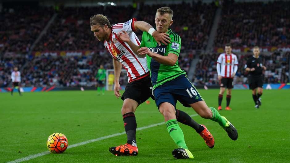 Tiền vệ trái Ola Toivonen (Sunderland): Tiền vệ thuộc biên chế “Mèo đen” không để lại bất kỳ dấu ấn nào trong trận thua 0-1 trước Southampton ngoài cú sút vô duyên về phía cột cờ góc.