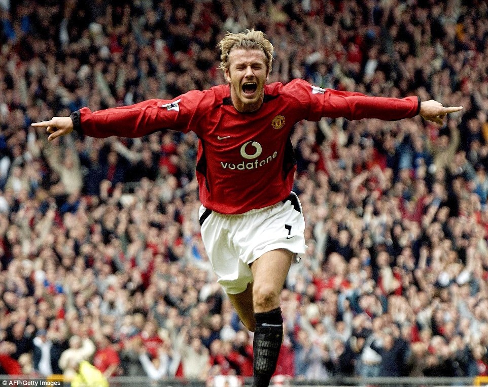 10. David Beckham (1992- 2003, 394 trận- 85 bàn): Đã từ lâu, sức hút từ cái tên David Beckham đã vượt qua ranh giới của môn thể thao vua để trở thành một thương hiệu trên toàn cầu. Dù chia tay MU đã lâu, cựu tiền vệ hào hoa vẫn luôn được nhắc đến như một huyền thoại đặc biệt trong lòng những ai yêu mến “Quỷ đỏ” thành Manchester. Danh hiệu nổi bật: 6 chức vô địch Premier League, 2 FA Cup, 1 Champions League. Phát ngôn nổi tiếng: “David nên nhớ đó là khoảng cách 60m chứ không phải 6m. Nếu cậu ấy còn lặp lại điều này. Chắc chắn cậu ấy sẽ phải rời sân”, Sir Alex Ferguson nói với trợ lý Brian Kidd sau khi chứng kiến bàn thắng nổi tiếng của Beckham vào lưới Wimbledon năm 1996.