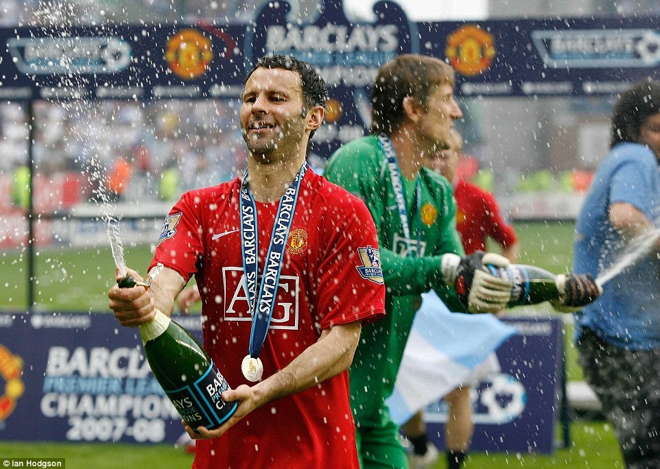 1. Ryan Giggs (1990- 2014, 963 trận, 168 bàn): Huyền thoại sống người xứ Wales là biểu tượng của kỷ nguyên Alex Ferguson tại Manchester United. Chỉ riêng việc thi đấu gần 1000 trận cho duy nhất một đội bóng đã là điều không tưởng trong thế giới bóng đá hiện đại. “Giggsy” là cầu thủ duy nhất có thể đáp ứng tất cả những yêu cầu của Sir Alex, từ dứt điểm, rê dắt hay thậm chí là phòng ngự, tất cả đều được cựu tiền vệ sinh năm 1973 hoàn thành một cách xuất sắc. Danh hiệu nổi bật: 13 chức vô địch Premier League, 4 FA Cup, 2 Champions League, 1 FIFA Club World Cup. Phát ngôn nổi tiếng: “Tài năng của Giggs được bộc lộ khi cậu ấy mới 13 tuổi”, Sir Alex nói về học trò ưu tú nhất trong sự nghiệp cầm quân.
