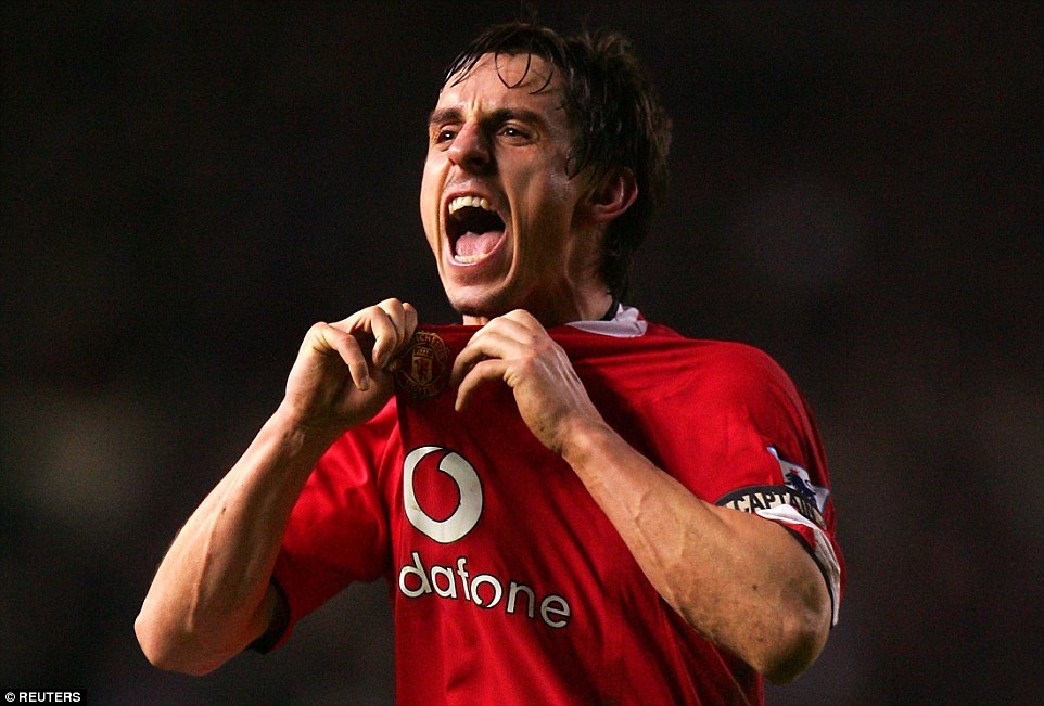 8. Gary Neville (1992- 2011, 602 trận- 7 bàn): Cựu tuyển thủ Anh là mẫu cầu thủ hiếm thấy trong lịch sử bóng đá. Neville chỉ trung thành với duy nhất một CLB, anh đã cống hiến 600 trận trong suốt 2 thập kỷ cho “Quỷ đỏ” thành Manchester. Luôn thi đấu hết mình vì màu cờ sắc áo, huyền thoại sinh năm 1975 luôn được coi là hậu vệ phải xuất sắc nhất kỷ nguyên Premier League. Danh hiệu nổi bật: 8 chức vô địch Premier League, 3 FA Cup, 2 League Cup, 2 Champions League. Phát ngôn nổi tiếng: “Nếu cao hơn một chút, Neville đã trở thành trung vệ xuất sắc nhất thế giới. Bố cậu ấy cao 1m88 trong khi Gary chỉ cao 1m80. Tôi muốn kiểm tra người giao sữa cho gia đình cậu ấy”. Sir Alex cười đùa khi nói về chiều cao của cậu học trò cưng.
