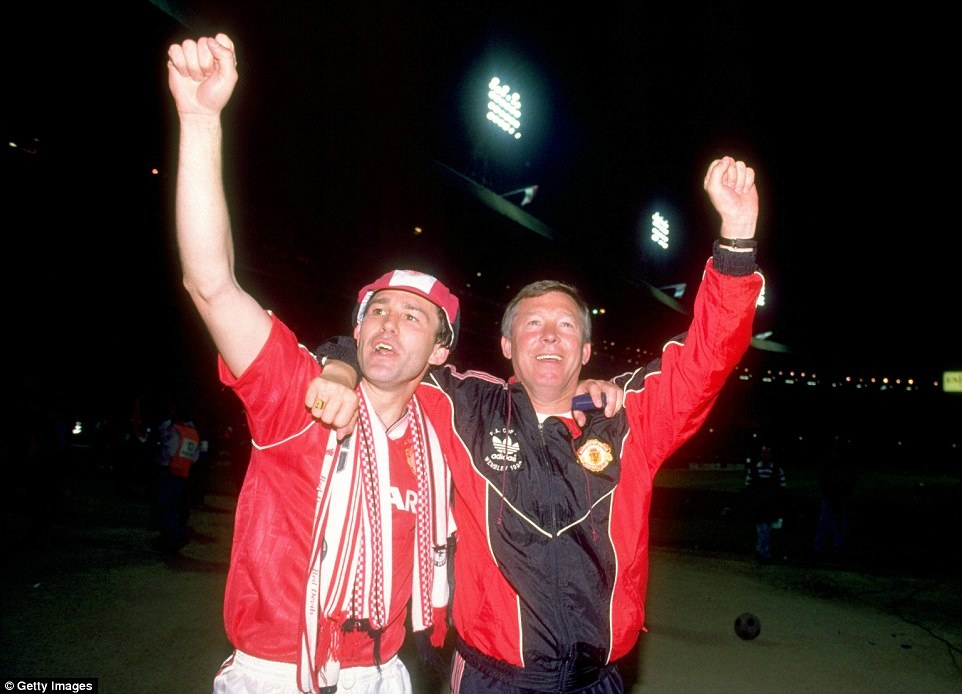 7. Bryan Robson (1981- 1994, 461 trận, 99 bàn): Không một ai, từ đồng đội cũ, các huấn luyện viên đến người hâm mộ có thể phàn nàn về lối chơi cũng như tầm ảnh hưởng của tiền vệ sinh năm 1957 trong những năm tháng đeo băng thủ quân của “Quỷ đỏ”. Năm 2011, Bryan Robson còn được các cựu binh của MU bình chọn là cầu thủ vĩ đại nhất lịch sử đội chủ sân Old Trafford Danh hiệu nổi bật: 2 chức vô địch Premier League, 3 FA Cup, 1 UEFA Cup, 2 UEFA Super Cup. Phát ngôn nổi tiếng: “Bryan Robson, Roy Keane và Steve Bruce là những cầu thủ có ảnh hưởng lớn với đội bóng. Họ đều là những cầu thủ tốt nhất tôi từng dẫn dắt”. Sir Alex chia sẻ trong buổi ra mắt cuốn tự truyện hồi tháng 9.