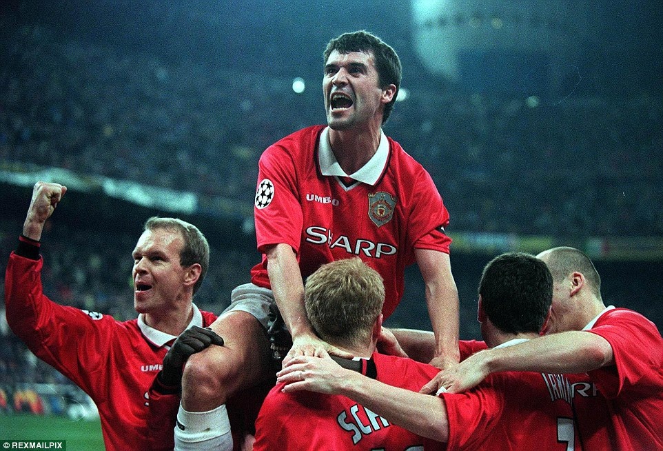 5. Roy Keane (1993- 2005, 480 trận, 51 bàn): Không hề nao núng, đầy kiên quyết và không khoan nhượng là những cụm từ miêu tả về lối chơi của cựu tiền vệ người Ireland. Có lẽ trong mắt cầu thủ đối phương, Roy Keane không phải là cầu thủ bình thường mà là một “Con quỷ”, hay ít nhất cũng là một gã côn đồ. Tuy nhiên, chính những phẩm chất đặc biệt này đã đảm bảo sự thành công cho đội chủ sân Old Trafford trong gần một thập kỷ. Danh hiệu nổi bật: 7 chức vô địch Premier League, 4 FA Cup và 1 Champions League. Phát ngôn nổi tiếng: “Roy Keane chẳng cần đến cái lưỡi của mình. Cậu ấy chỉ thể hiện bằng hành động. Thật đáng sợ”, Sir Alex tiết lộ trong cuốn tự truyện của mình.