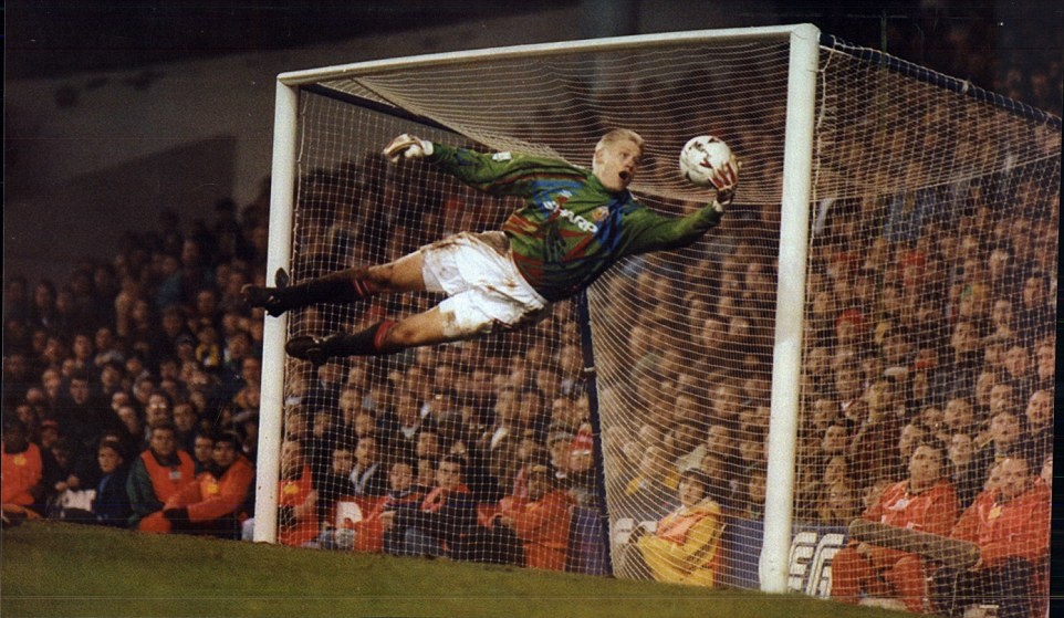 6. Peter Schmeichel (1991- 1999, 393 trận, 1 bàn): Một đội bóng hàng đầu thế giới cần phải sở hữu một thủ môn đẳng cấp tương đương. Và MU may mắn khi có được sự phục vụ của huyền thoại người Đan Mạch. Chuyển đến Old Trafford từ Brondby vào năm 1991 với mức phí chỉ 505.000 bảng, Peter Schmeichel thậm chí được Sir Alex ca ngợi là “món hời thế kỷ”. Danh hiệu nổi bật: 5 chức vô địch Premier League, 3 FA Cup, 1 League Cup và Champions League. Phát ngôn nổi tiếng: “Với chiều cao của mình, Peter có thể che lấp mọi khoảng trống. Tôi thường tự nhủ rằng cậu ta có thể giết chết mình chỉ bằng một cú đấm”, Sir Alex tiết lộ cảm giác mỗi khi chạm mặt Peter Schmeichel trong phòng thay đồ.