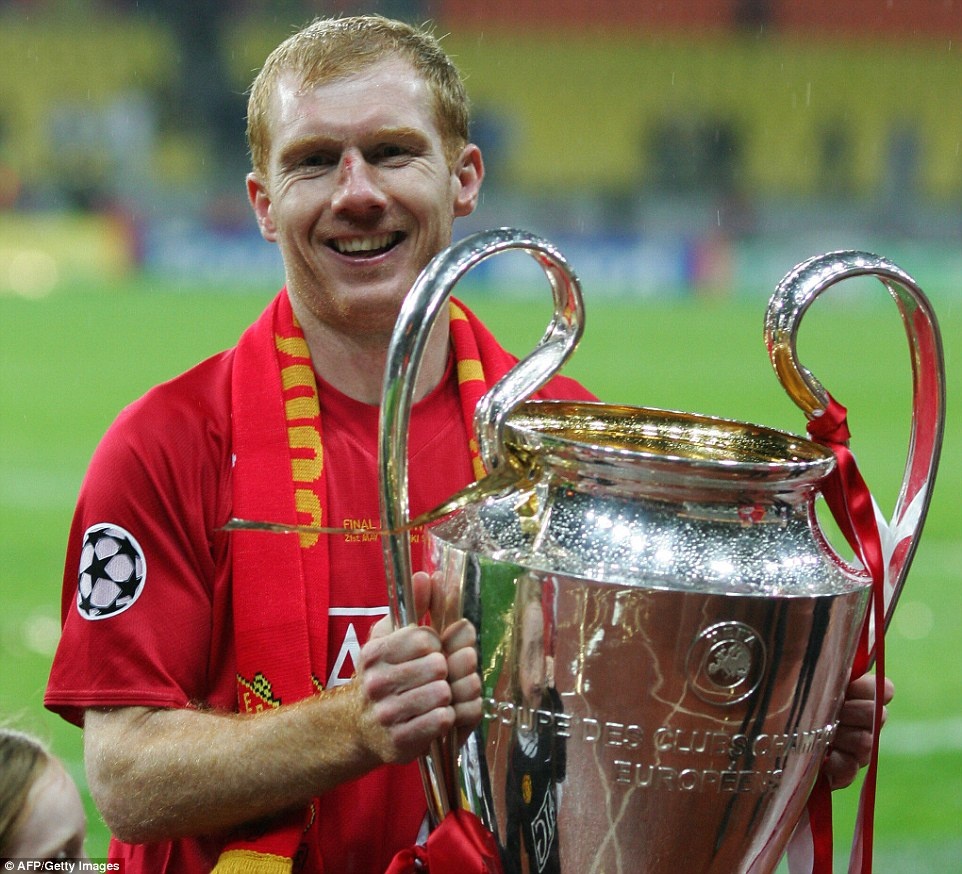 2. Paul Scholes (1993- 2011, 2012- 2013, 718 trận, 155 bàn): Sự nghiệp của huyền thoại người Anh gắn liền với thời kỳ hoàng kim của MU trong kỷ nguyên Premier League. Tài năng của Scholes đã vượt qua biên giới nước Anh, “Hoàng tử tóc vàng” được biết đến như một trong những tiền vệ trung tâm tốt nhất mọi thời đại. Vua bóng đá Pele từng khẳng định: “Tôi sẽ ghi nhiều bàn thắng hơn nữa nếu có Paul Scholes hỗ trợ phía sau”. Danh hiệu nổi bật: 11 chức vô địch Premier League, 3 FA Cup, 2 Champions League, 1 FIFA Club World Cup. Phát ngôn nổi tiếng: “Bộ óc vĩ đại nhất MU từng sở hữu”, Sir Alex nói về tài năng của Paul Scholes.