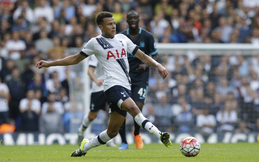 8. Dele Alli (Tottenham- 22 pha phạm lỗi): Ở độ tuổi 19, sao mai 19 tuổi đã trở thành nhân tố quan trọng trong sơ đồ chiến thuật của HLV Mauricio Pochettino. Dù vậy, lối chơi xông xáo cùng tính cách dễ bị kích động không ít lần khiến Alli phải nhận những án phạt từ trọng tài.  