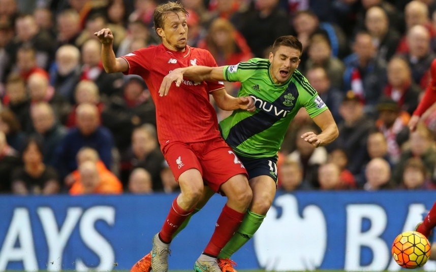 2. Lucas Leiva (Liverpool- 28 pha phạm lỗi): Ngôi sao người Brazil đóng vai trò vô cùng quan trọng nơi hàng tiền vệ “The Kop”. Anh chính là người đảm bảo sự cân bằng cho lối chơi của Liverpool dưới thời Juergen Klopp. 