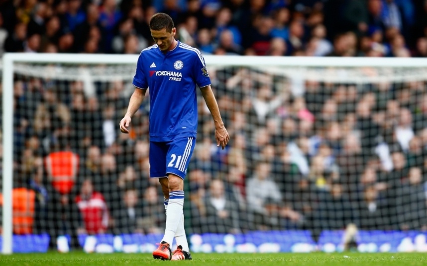 10. Nemanja Matic (Chelsea- 21 pha phạm lỗi): Trái ngược với màn trinh diễn ấn tượng khi cùng Chelsea lên ngôi vô địch Premier League, tiền vệ phòng ngự người Serbia chỉ còn là cái bóng của chính mình ở mua giải năm nay. Người hâm mộ không còn thấy những pha tắc bóng đầy cảm giác từ Matic mà thay vào đó là những pha phạm lỗi vô duyên, điển hình là 2 chiếc thẻ vàng tuyệt vọng trong trận đấu với West Ham.