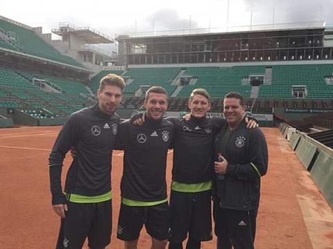 Bastian Schweinsteiger cùng đồng đội