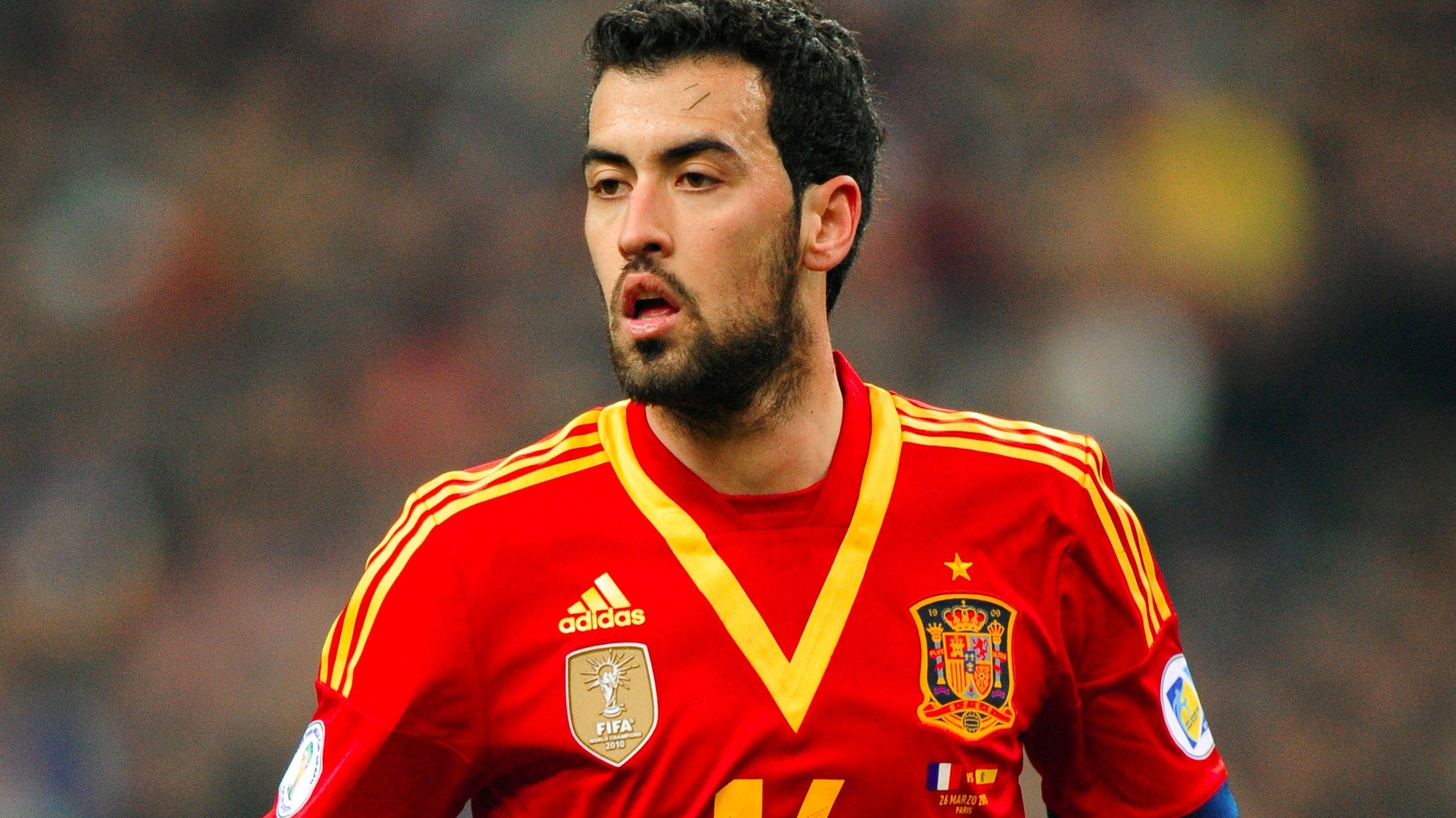 Tiền vệ phòng ngự Sergio Busquets (Tây Ban Nha): Khả năng chọn vị trí cùng những đường chọc khe sắc như dao cạo là ưu điểm dễ dàng nhận thấy ở ngôi sao thuộc biên chế Barcelona. 