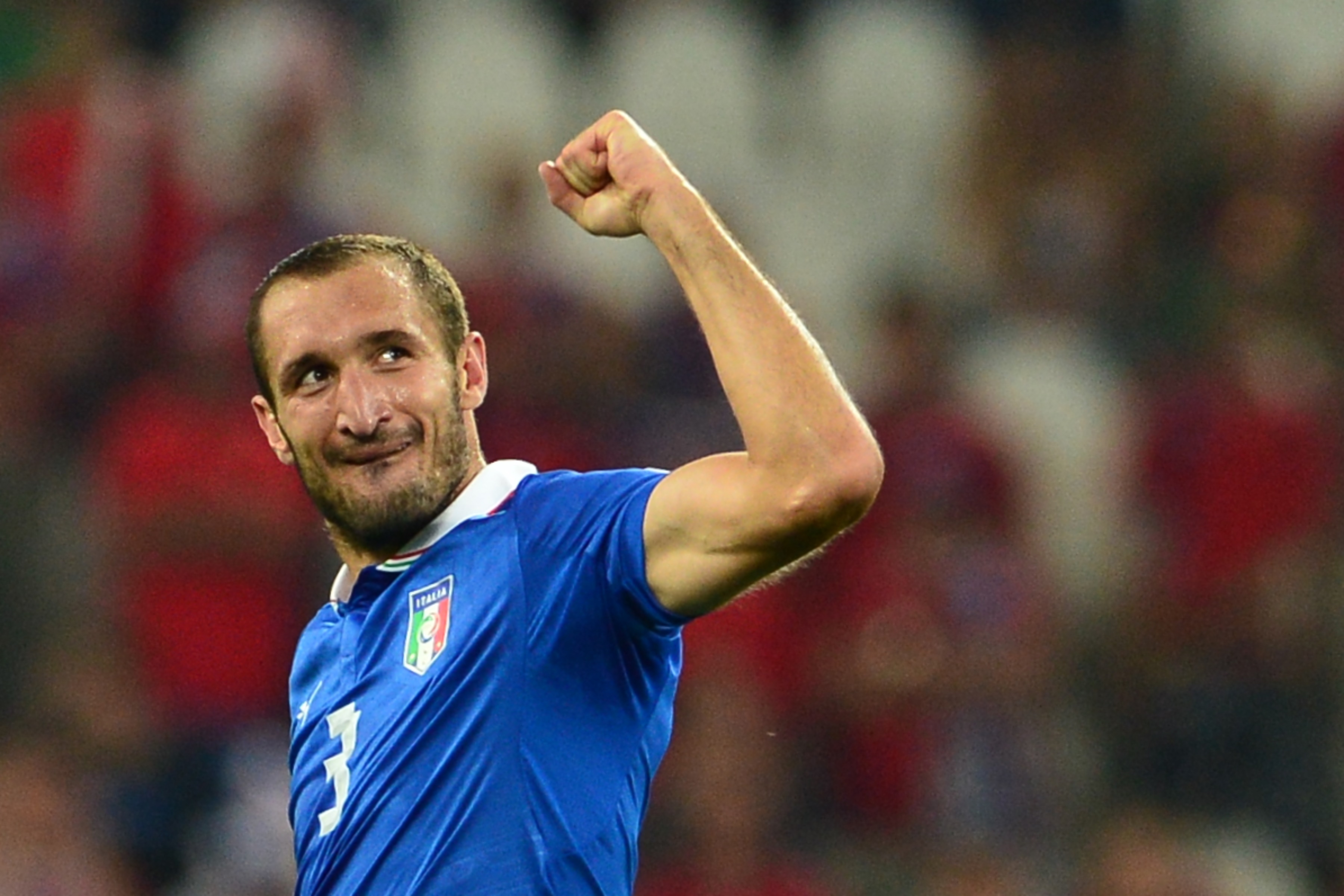 Trung vệ Giorgio Chiellini (Italy): Dù không phải là một trong những trung vệ hàng đầu thế giới như Sergio Ramos hay Jerome Boateng,  nhưng theo Alan Smith, ngôi sao thuộc biên chế Juventus vẫn khiến mọi tiền đạo phải dè chừng khi đối mặt bằng lối chơi đầy máu lửa.