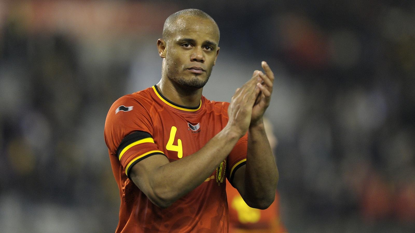 Trung vệ Vincent Kompany (Bỉ): Đội trưởng của Manchester City hội tụ tất cả những phẩm chất của một trung vệ hàng đầu: mạnh mẽ, tốc độ và cực kỳ linh hoạt. Kompany  giúp ĐTQG Bỉ lần đầu bước lên vị trí số 1 trên bảng xếp hạng FIFA hồi tháng 11 vừa qua.
