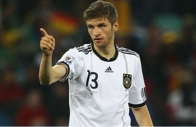 Tiền vệ phải Thomas Mueller (Đức): Không hoa mỹ, cầu kỳ nhưng cầu thủ chạy cánh 26 tuổi lại sở hữu hiệu suất ghi bàn đáng ngưỡng mộ trong màu áo “Die Mannschaft”. Hiện tại, Mueller đang là ưu tiên hàng đầu cho vị trí tiền đạo của “Quỷ đỏ” thành Manchester.