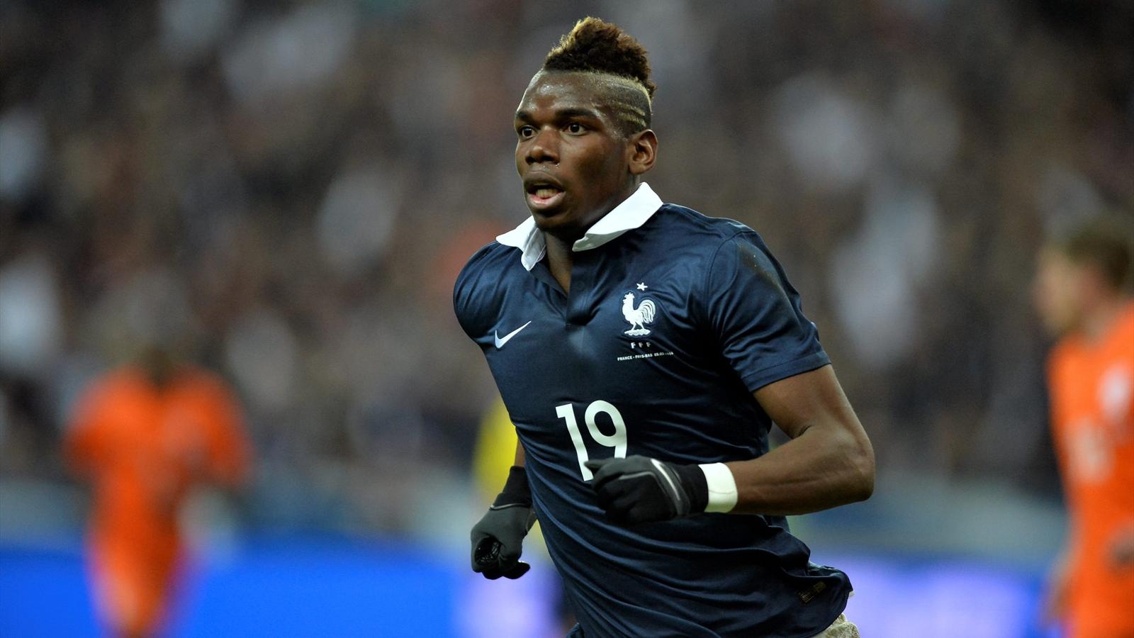 Tiền vệ trung tâm Paul Pogba (Pháp): Ở độ tuổi 22, cầu thủ xuất thân từ lò đào tạo của MU đã trở thành một trong những tiền vệ trung tâm hàng đầu thế giới. Ngoài khả năng thu hồi bóng, Pogba có thể giải quyết trận đấu chỉ bằng một cú sút xa từ ngoài vòng cấm. 
