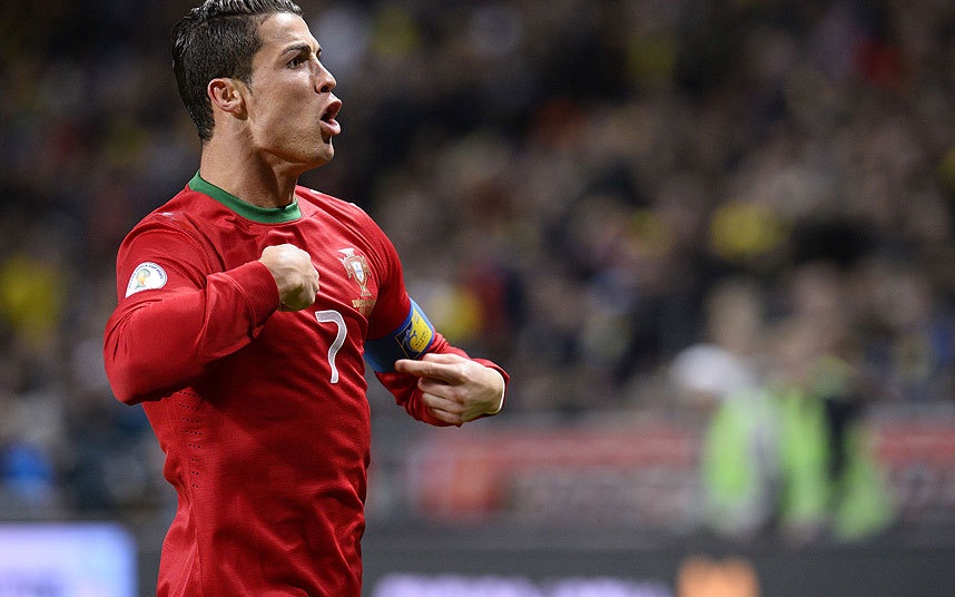 Tiền đạo Cristiano Ronaldo (Bồ Đào Nha): Siêu sao của “Los Blancos” vẫn còn tràn đầy khao khát và tham vọng khi cùng “The Seleccao” hành quân đến Pháp vào năm tới. Ronaldo chắc chắn sẽ phô diễn tất cả những gì tốt nhất tại kỳ Euro cuối cùng trong sự nghiệp đỉnh cao của mình.