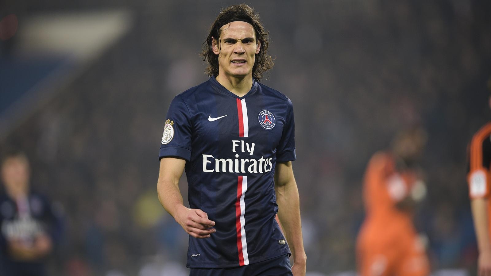 3. Edinson Cavani (PSG): Mỗi khi TTCN mở cửa, tuyển thủ Uruguay lại trở thành món hàng mơ ước đối với mọi đội bóng. Nếu đồng ý chuyển đến sân Stamford Bridge, cựu cầu thủ Napoli chắc chắn sẽ hưởng sự đãi ngộ hơn hẳn những gì anh đang nhận được tại Parc des Princes. Với lối chơi mạnh mẽ như một chú sư tử, Cavani có thể cùng Diego Costa tạo thành bộ đôi tiền đạo đáng sợ nhất giải Ngoại hạng trong tương lai.